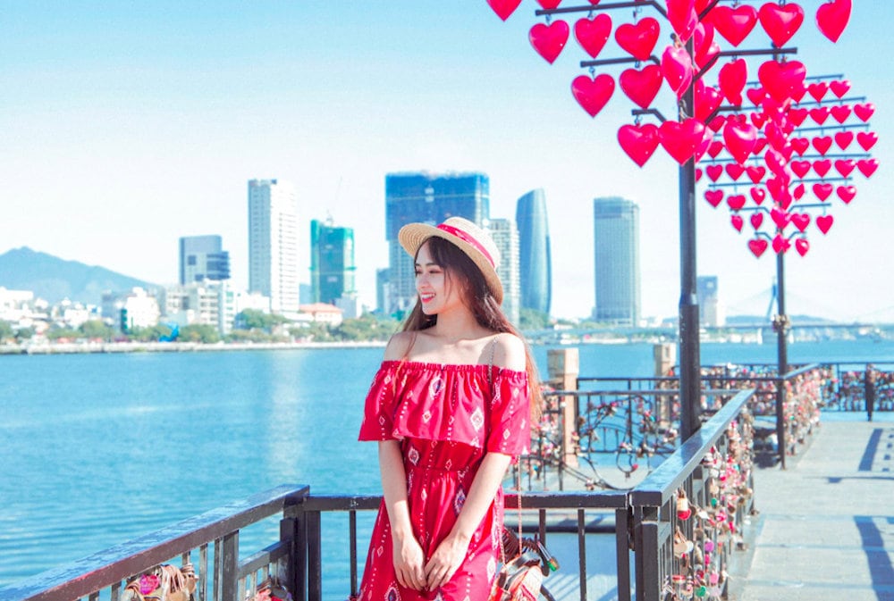 Ưu tiên góc chụp để thấy được các chi tiết đặc trưng của cầu tình yêu Đà Nẵng
